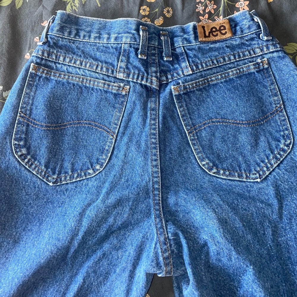 High waisted Lee jeans 

fits 24” waist best

#jeans #highwaisted #lee #fall